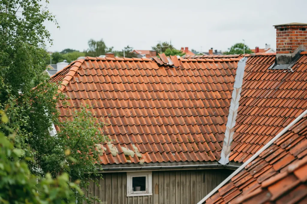 sommarens takcheck i juli uppt ck uv skador och l sa pannor innan sensommarens regn