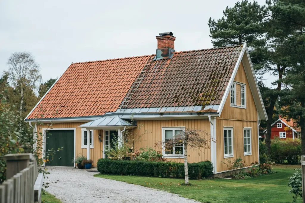 takrenovering eller takreparation s avg r du vad som l nar sig f r din villa