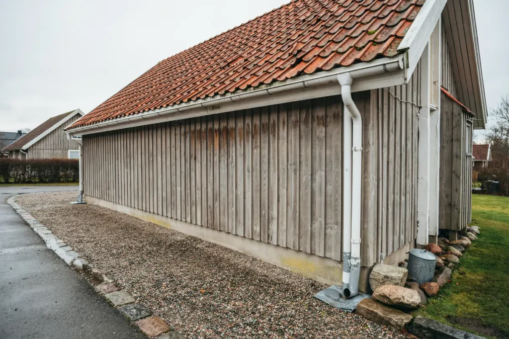 takavvattning runt villan s f rebygger du fuktskador med r tt lutning rensning och detaljer